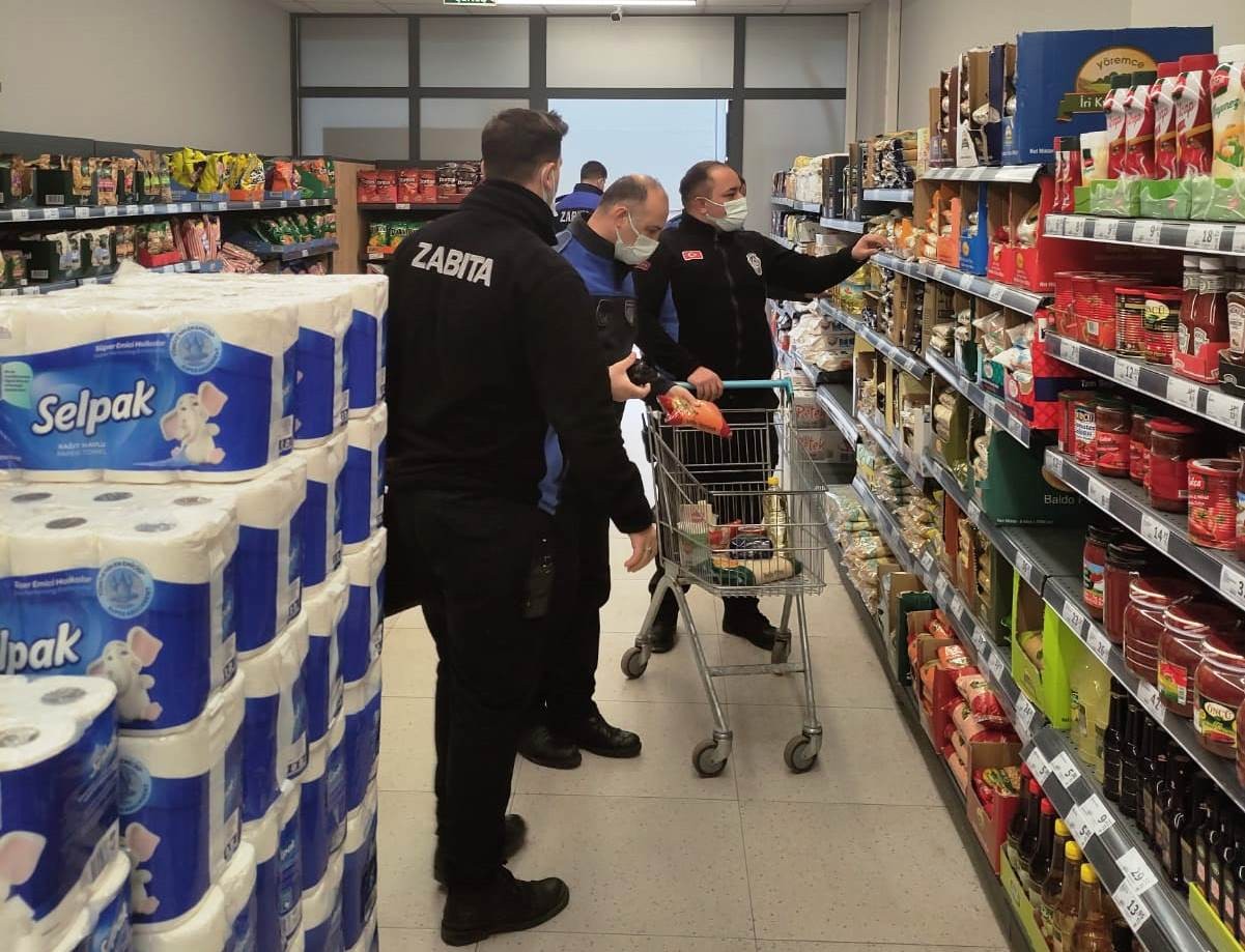 Yalova’nın Altınova Belediyesi Zabıta Amirliği ekipleri, fahiş fiyat artışının ve stokçuluğun önüne geçmek amacıyla ilçe genelinde marketlerde ve ...