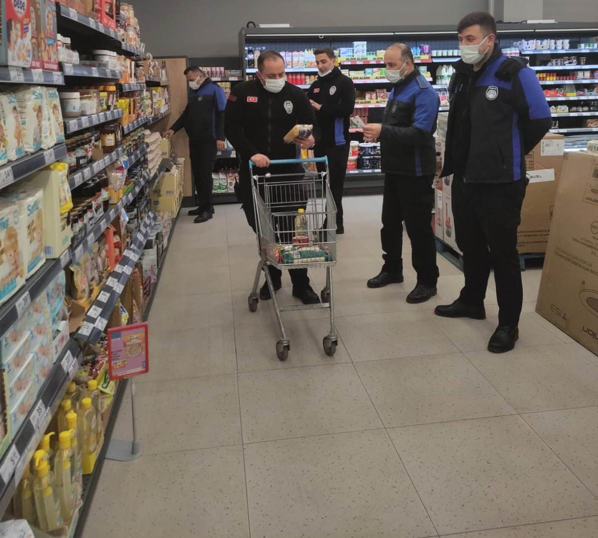 Yalova’nın Altınova Belediyesi Zabıta Amirliği ekipleri, fahiş fiyat artışının ve stokçuluğun önüne geçmek amacıyla ilçe genelinde marketlerde ve ...