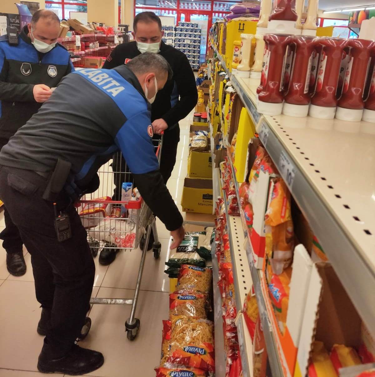 Yalova’nın Altınova Belediyesi Zabıta Amirliği ekipleri, fahiş fiyat artışının ve stokçuluğun önüne geçmek amacıyla ilçe genelinde marketlerde ve ...