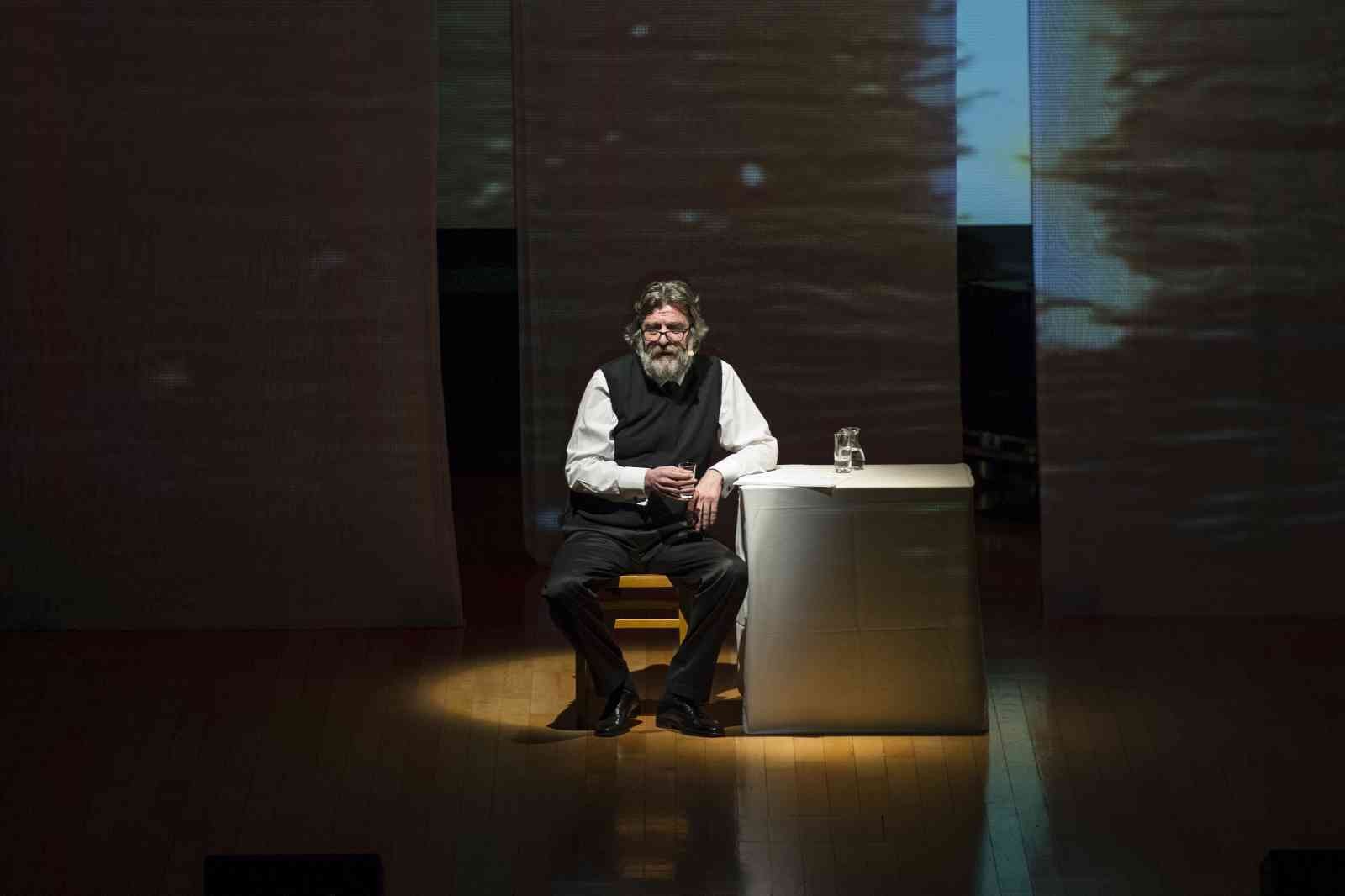 Türk edebiyatının önemli eserlerinin müzik ile buluştuğu dinletilerde bu ay Orhan Veli şiirleri yer alacak. Türk edebiyatının önemli eserlerinin ...