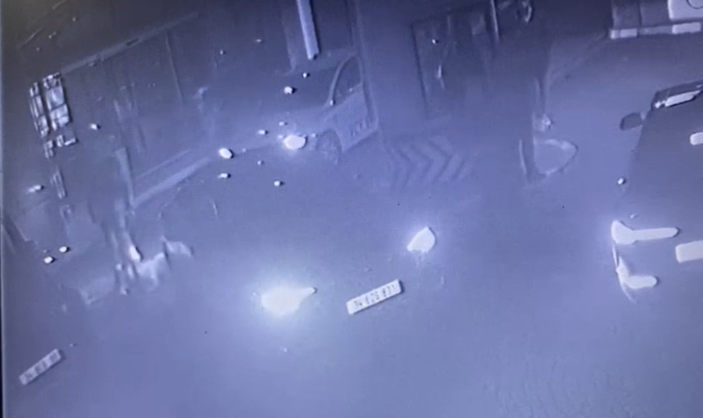 Ortaköy’de genç kadının lüks otelden düştüğü dehşet anları kamerada Ortaköy’de lüks bir otelin 7’inci katından düşen Ebru Cizdam’ın hayatını kaybettiği o dehşet anlarının güvenlik kamera görüntüleri ortaya çıktı ...