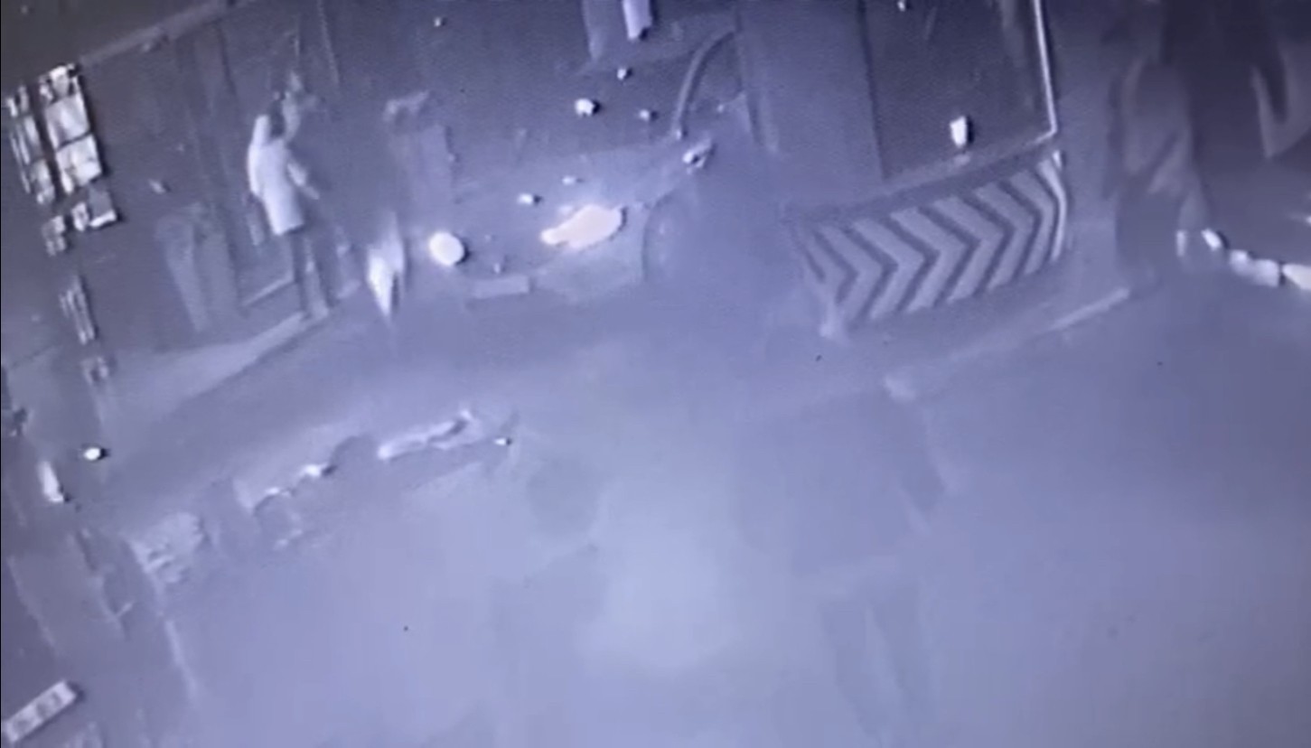 Ortaköy’de genç kadının lüks otelden düştüğü dehşet anları kamerada Ortaköy’de lüks bir otelin 7’inci katından düşen Ebru Cizdam’ın hayatını kaybettiği o dehşet anlarının güvenlik kamera görüntüleri ortaya çıktı ...