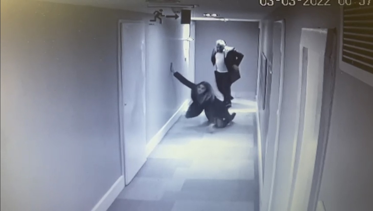 Ortaköy’de genç kadının lüks otelden düştüğü dehşet anları kamerada Ortaköy’de lüks bir otelin 7’inci katından düşen Ebru Cizdam’ın hayatını kaybettiği o dehşet anlarının güvenlik kamera görüntüleri ortaya çıktı ...