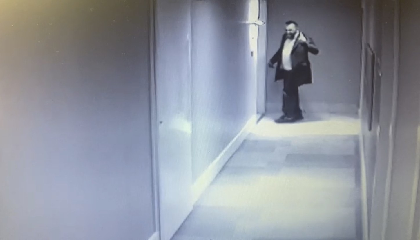 Ortaköy’de genç kadının lüks otelden düştüğü dehşet anları kamerada Ortaköy’de lüks bir otelin 7’inci katından düşen Ebru Cizdam’ın hayatını kaybettiği o dehşet anlarının güvenlik kamera görüntüleri ortaya çıktı ...