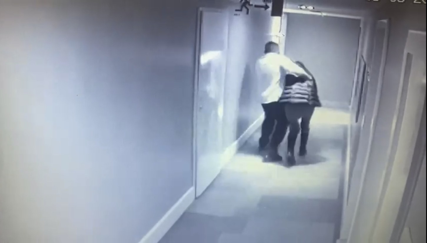 Ortaköy’de genç kadının lüks otelden düştüğü dehşet anları kamerada Ortaköy’de lüks bir otelin 7’inci katından düşen Ebru Cizdam’ın hayatını kaybettiği o dehşet anlarının güvenlik kamera görüntüleri ortaya çıktı ...