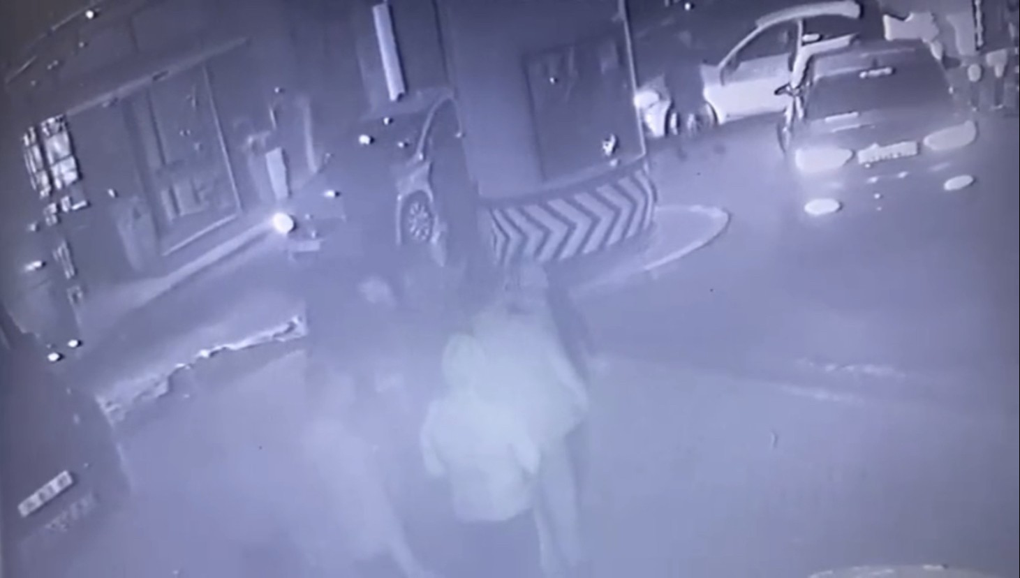 Ortaköy’de genç kadının lüks otelden düştüğü dehşet anları kamerada Ortaköy’de lüks bir otelin 7’inci katından düşen Ebru Cizdam’ın hayatını kaybettiği o dehşet anlarının güvenlik kamera görüntüleri ortaya çıktı ...