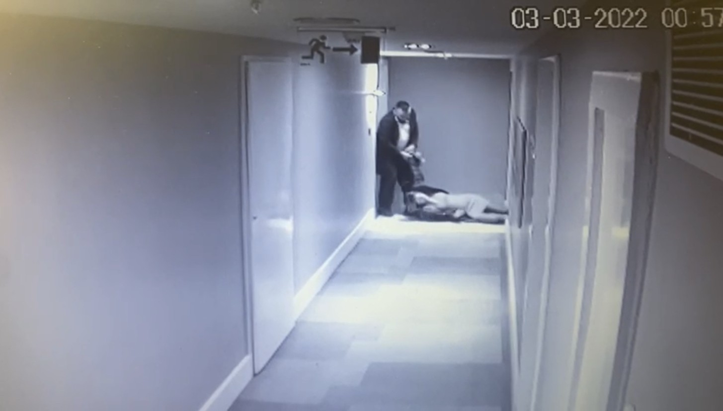 Ortaköy’de genç kadının lüks otelden düştüğü dehşet anları kamerada Ortaköy’de lüks bir otelin 7’inci katından düşen Ebru Cizdam’ın hayatını kaybettiği o dehşet anlarının güvenlik kamera görüntüleri ortaya çıktı ...