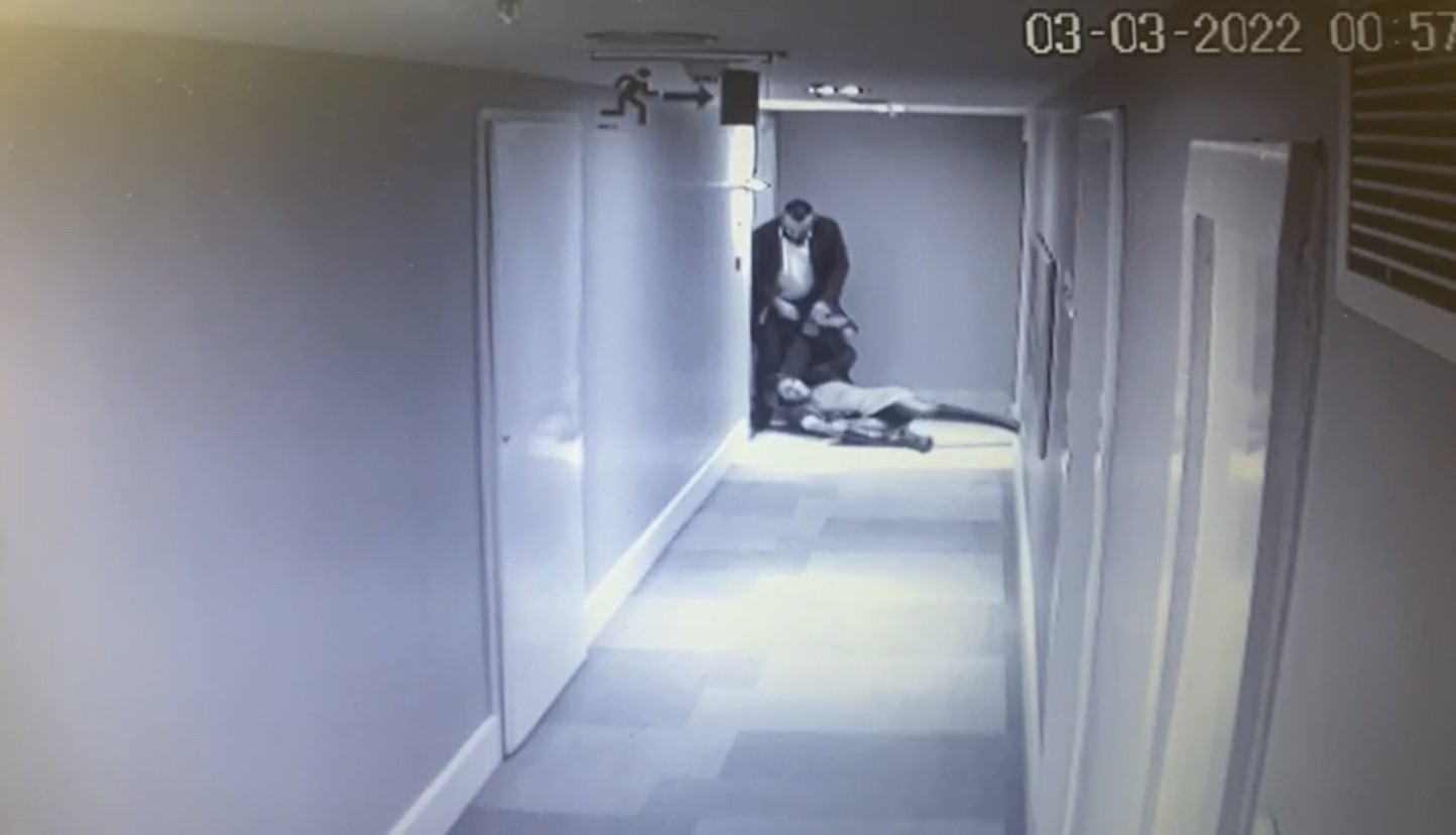 Ortaköy’de genç kadının lüks otelden düştüğü dehşet anları kamerada Ortaköy’de lüks bir otelin 7’inci katından düşen Ebru Cizdam’ın hayatını kaybettiği o dehşet anlarının güvenlik kamera görüntüleri ortaya çıktı ...