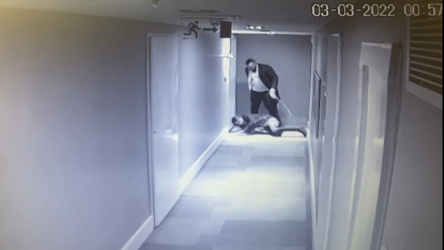 Ortaköy’de genç kadının lüks otelden düştüğü dehşet anları kamerada Ortaköy’de lüks bir otelin 7’inci katından düşen Ebru Cizdam’ın hayatını kaybettiği o dehşet anlarının güvenlik kamera görüntüleri ortaya çıktı ...