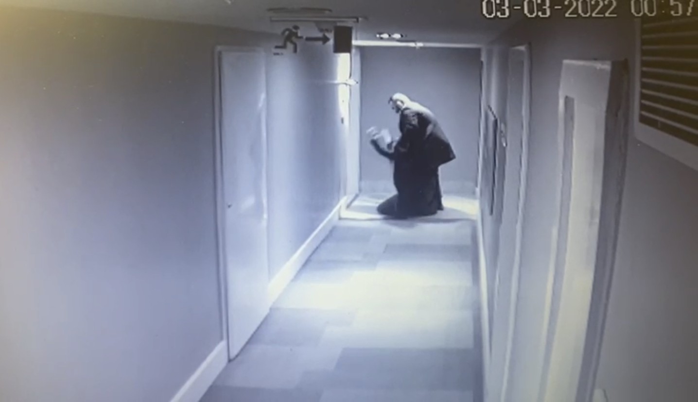 Ortaköy’de genç kadının lüks otelden düştüğü dehşet anları kamerada Ortaköy’de lüks bir otelin 7’inci katından düşen Ebru Cizdam’ın hayatını kaybettiği o dehşet anlarının güvenlik kamera görüntüleri ortaya çıktı ...