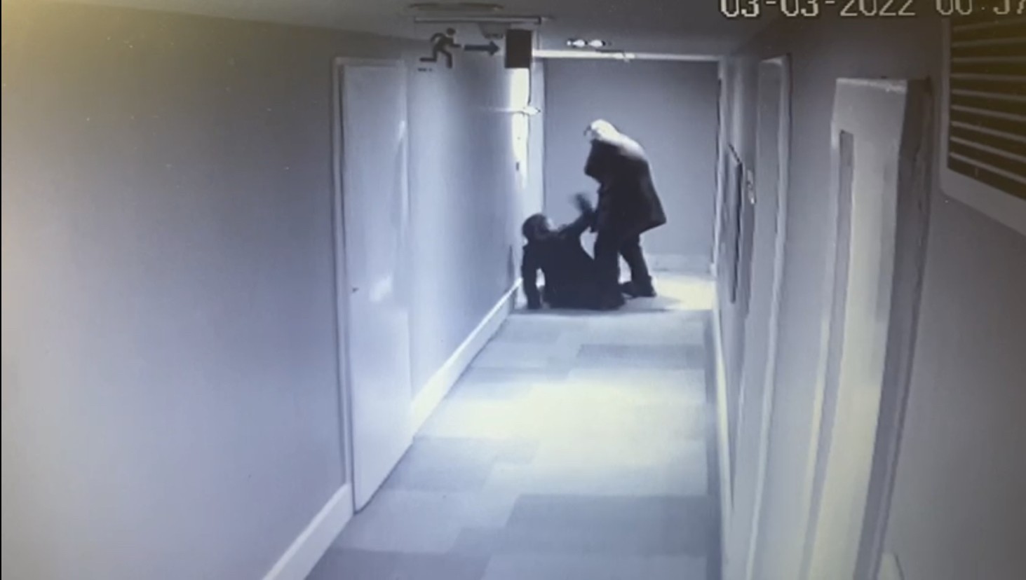 Ortaköy’de genç kadının lüks otelden düştüğü dehşet anları kamerada Ortaköy’de lüks bir otelin 7’inci katından düşen Ebru Cizdam’ın hayatını kaybettiği o dehşet anlarının güvenlik kamera görüntüleri ortaya çıktı ...