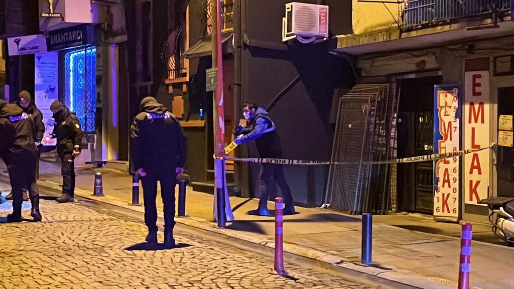 Ortaköy’de silahlı kavga: Kavgayı ayırmaya çalışan motokurye bacağından vuruldu Ortaköy’de iki grup arasında çıkan sözlü tartışmada silahlar çekildi. İki grup arasında çıkan kavgayı ayırmak isteyen motokurye ve kavgaya ...