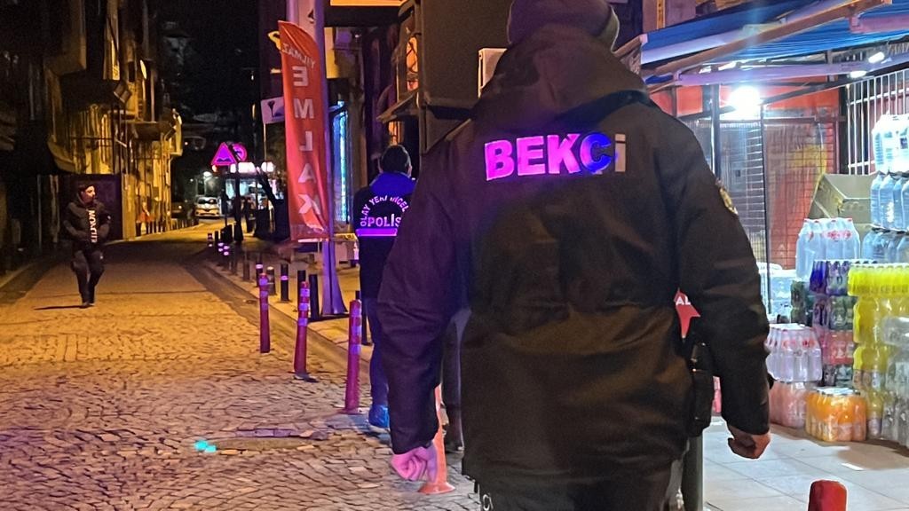 Ortaköy’de silahlı kavga: Kavgayı ayırmaya çalışan motokurye bacağından vuruldu Ortaköy’de iki grup arasında çıkan sözlü tartışmada silahlar çekildi. İki grup arasında çıkan kavgayı ayırmak isteyen motokurye ve kavgaya ...