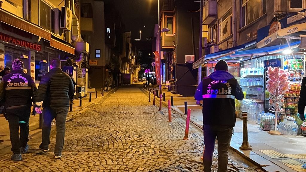 Ortaköy’de silahlı kavga: Kavgayı ayırmaya çalışan motokurye bacağından vuruldu Ortaköy’de iki grup arasında çıkan sözlü tartışmada silahlar çekildi. İki grup arasında çıkan kavgayı ayırmak isteyen motokurye ve kavgaya ...