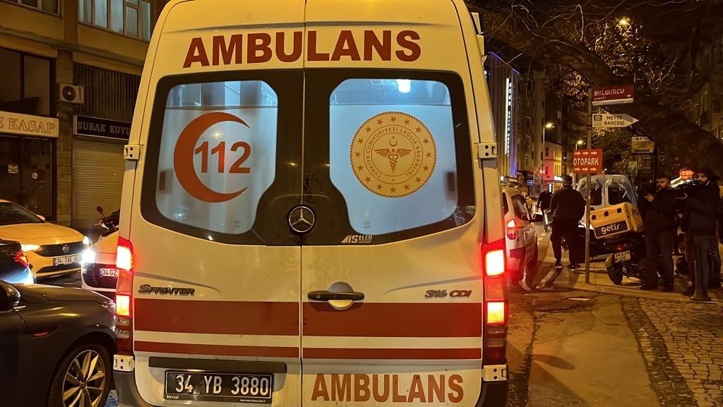 Ortaköy’de silahlı kavga: Kavgayı ayırmaya çalışan motokurye bacağından vuruldu Ortaköy’de iki grup arasında çıkan sözlü tartışmada silahlar çekildi. İki grup arasında çıkan kavgayı ayırmak isteyen motokurye ve kavgaya ...