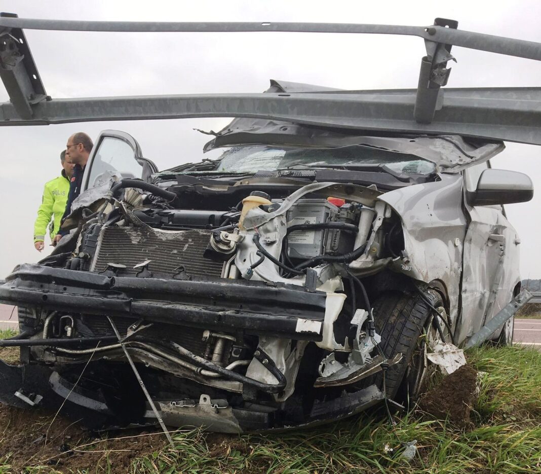 osmangazi-kopru-cikisinda-trafik-kazasi-2-yarali-BeldabG8.jpg