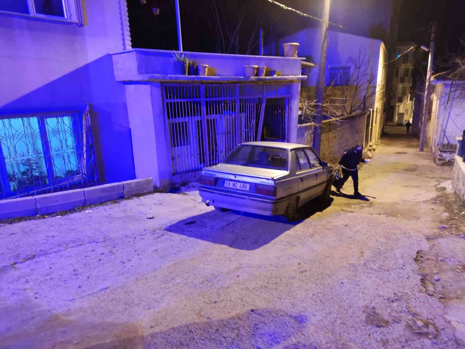 Otomobil bahçe kapısına çarptı: 1 yaralı Tekirdağ’ın Malkara ilçesinde yaşadığı evin bahçe kapısına çarpan sürücü yaralandı. Kaza, Yeni Mahalle Dikmen Sokak üzerinde meydana geldi ...