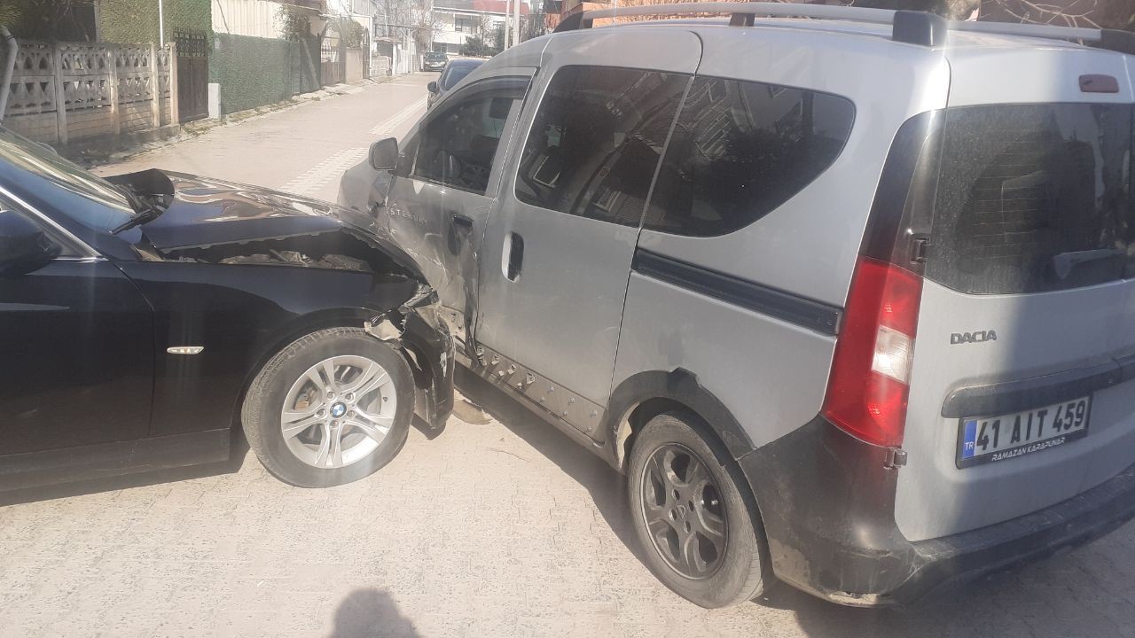 Kocaeli’nin Darıca ilçesinde bir otomobil ile hafif ticari aracın çarpışması neticesinde 2 kişi yaralandı. Kaza anı güvenlik kamerası tarafından ...