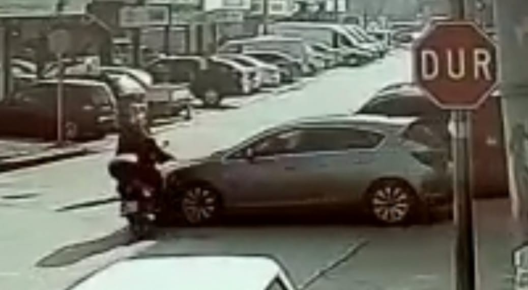 Otomobil ile motosikletin kazası kamerada Bursa’nın İnegöl ilçesinde meydana gelen kazada otomobil ile çarpışan motosikletin sürücüsü yaralandı. Kaza anı bir işyeri güvenlik kameralarına ...