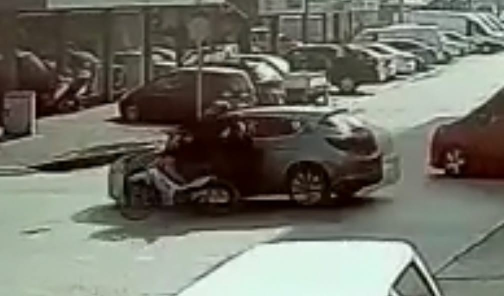 Otomobil ile motosikletin kazası kamerada Bursa’nın İnegöl ilçesinde meydana gelen kazada otomobil ile çarpışan motosikletin sürücüsü yaralandı. Kaza anı bir işyeri güvenlik kameralarına ...