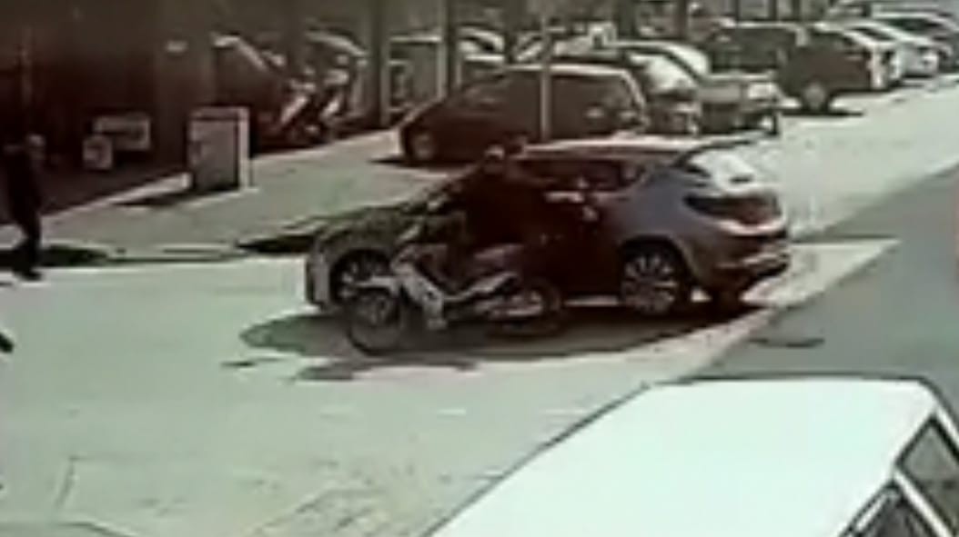Otomobil ile motosikletin kazası kamerada Bursa’nın İnegöl ilçesinde meydana gelen kazada otomobil ile çarpışan motosikletin sürücüsü yaralandı. Kaza anı bir işyeri güvenlik kameralarına ...