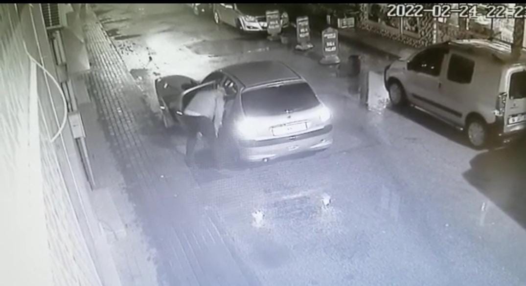 Otomobili ile sokak üzerindeki rögar kapaklarını çalan şüpheli böyle görüntülendi Bursa’da gece saatlerinde otomobili ile sokak üzerindeki rögar kapağını çalarak kayıplara karışan şüpheli, kameralar tarafından görüntülendi ...