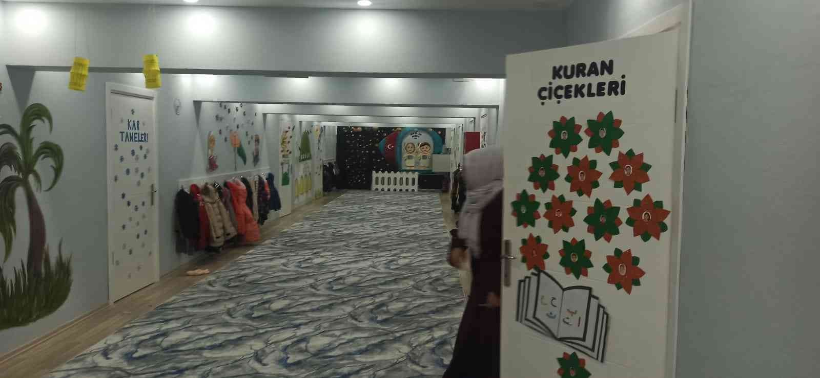 (Özel) ’28 Şubat’ polis bir babanın en acı günü Üzerinden 25 yıl geçse de 28 Şubat’ın acı hatıraları zihinlerden silinmiyor. 25 yıl önce kızının hafızlık yaptığı Kur’an kursunun kapısına kilit ...