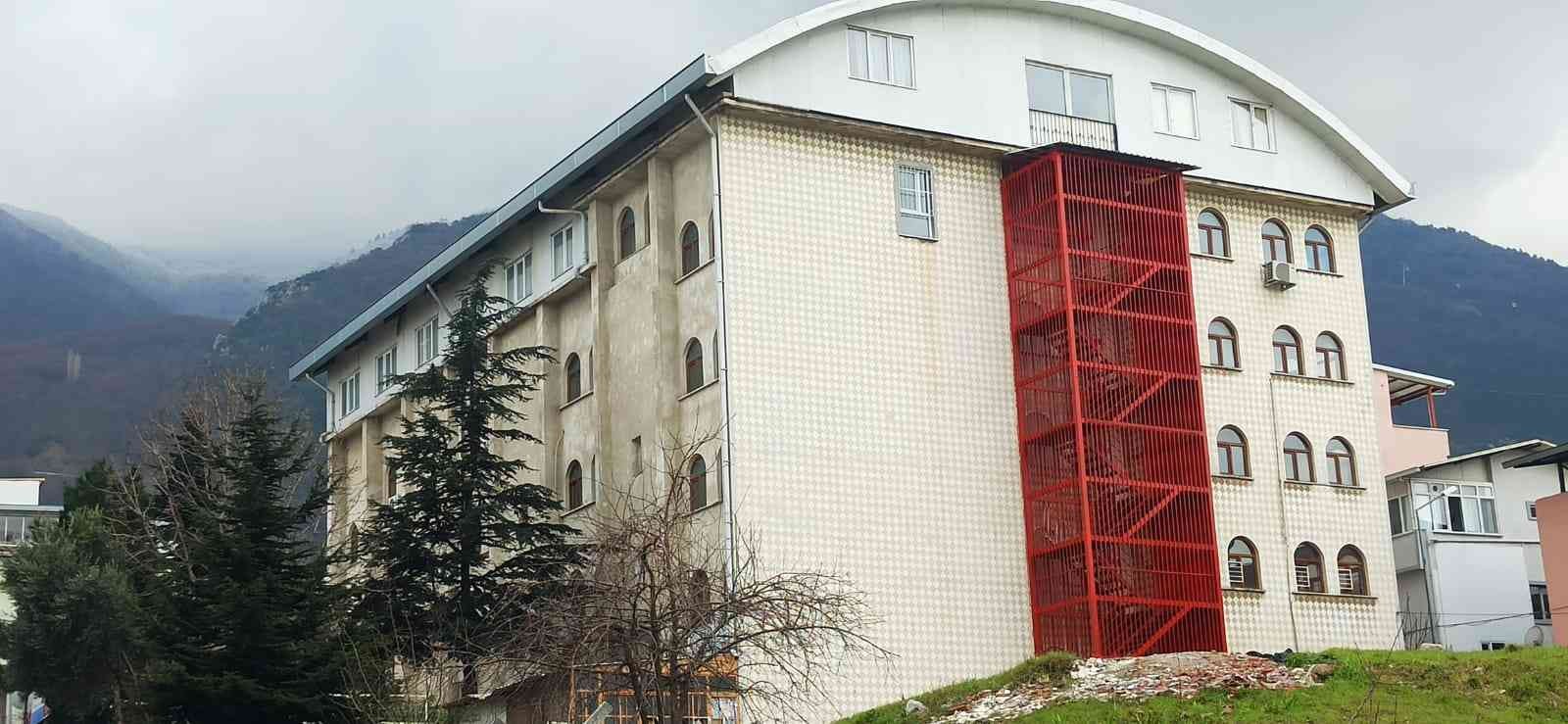 (Özel) ’28 Şubat’ polis bir babanın en acı günü Üzerinden 25 yıl geçse de 28 Şubat’ın acı hatıraları zihinlerden silinmiyor. 25 yıl önce kızının hafızlık yaptığı Kur’an kursunun kapısına kilit ...