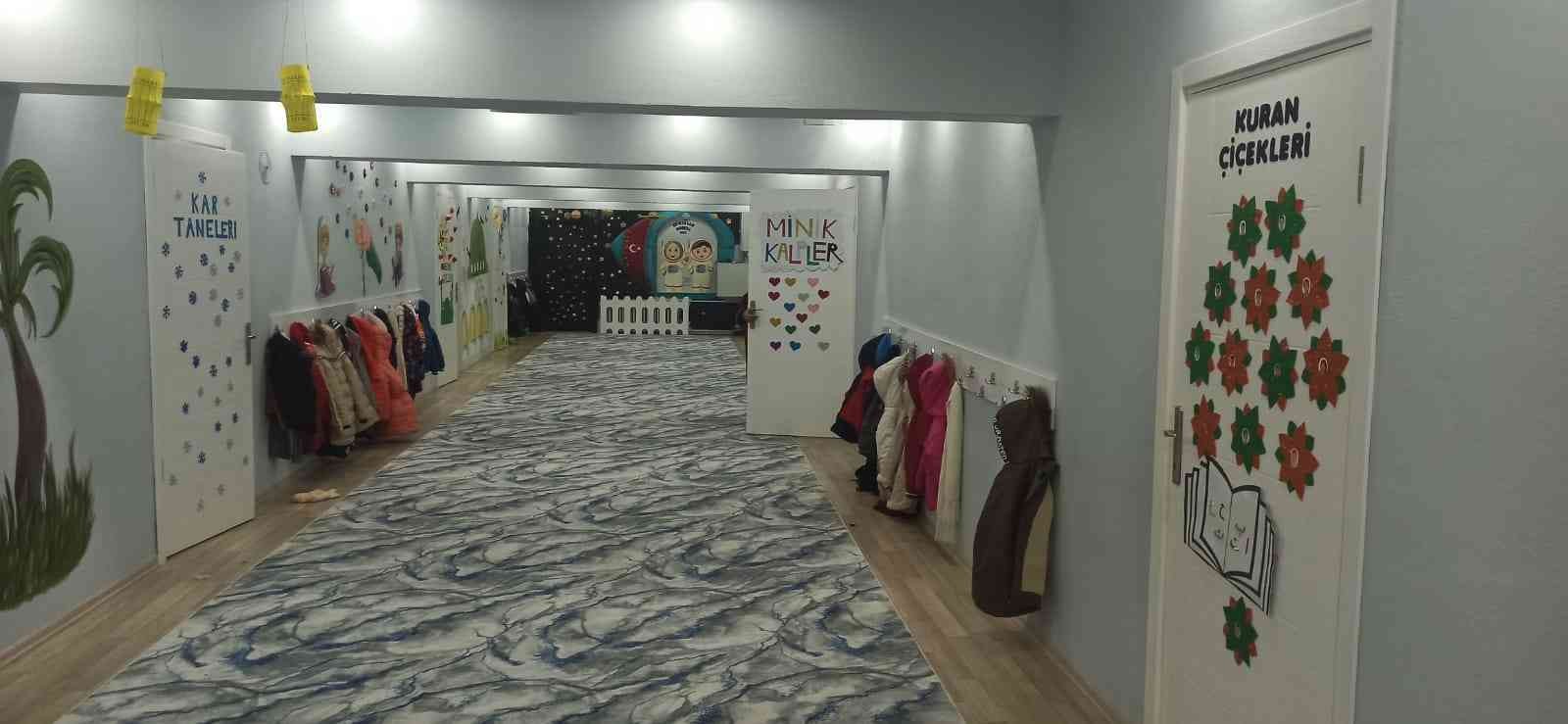 (Özel) ’28 Şubat’ polis bir babanın en acı günü Üzerinden 25 yıl geçse de 28 Şubat’ın acı hatıraları zihinlerden silinmiyor. 25 yıl önce kızının hafızlık yaptığı Kur’an kursunun kapısına kilit ...