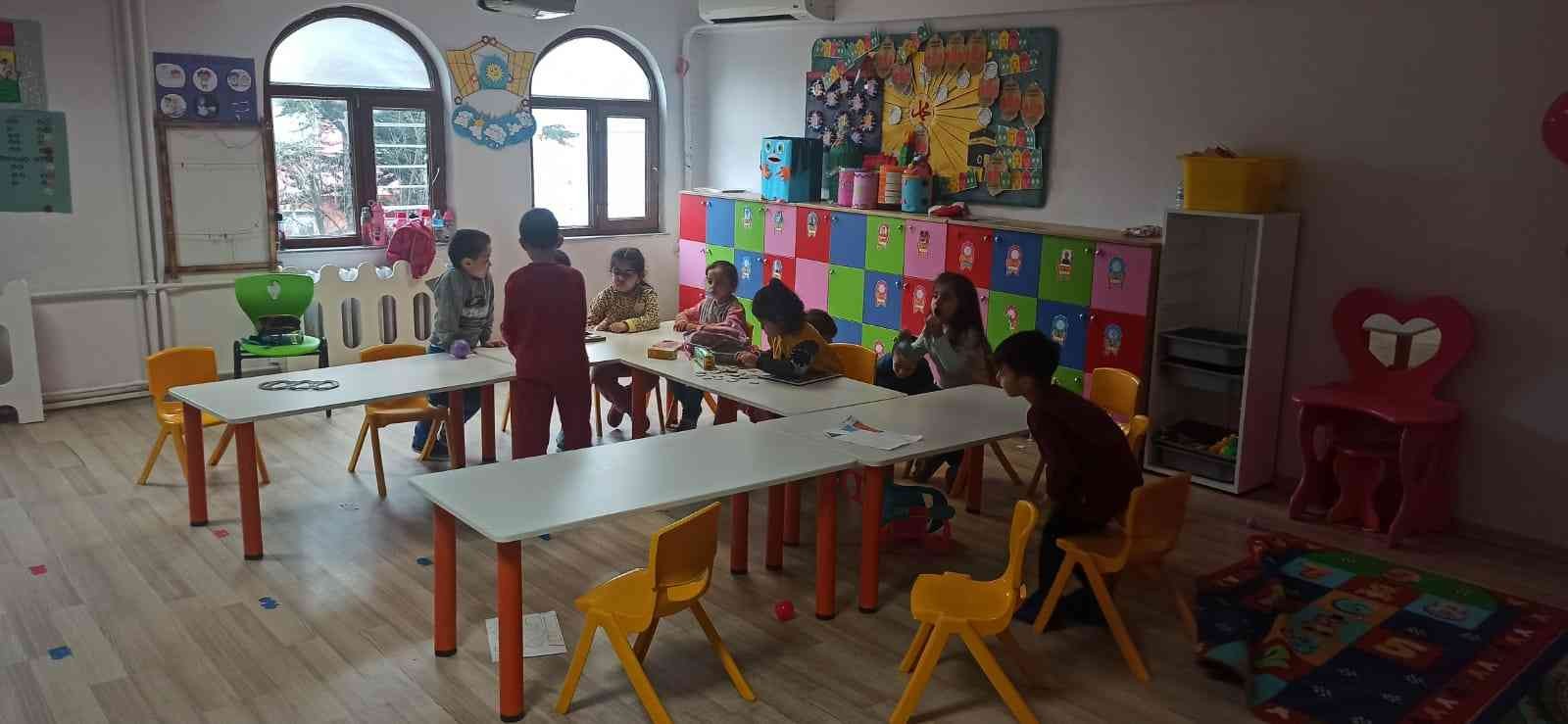 (Özel) ’28 Şubat’ polis bir babanın en acı günü Üzerinden 25 yıl geçse de 28 Şubat’ın acı hatıraları zihinlerden silinmiyor. 25 yıl önce kızının hafızlık yaptığı Kur’an kursunun kapısına kilit ...