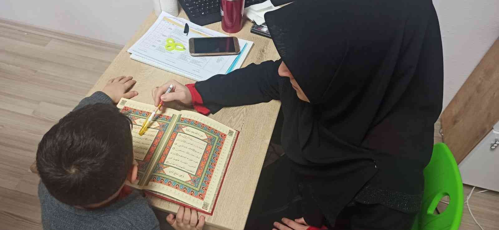 (Özel) ’28 Şubat’ polis bir babanın en acı günü Üzerinden 25 yıl geçse de 28 Şubat’ın acı hatıraları zihinlerden silinmiyor. 25 yıl önce kızının hafızlık yaptığı Kur’an kursunun kapısına kilit ...