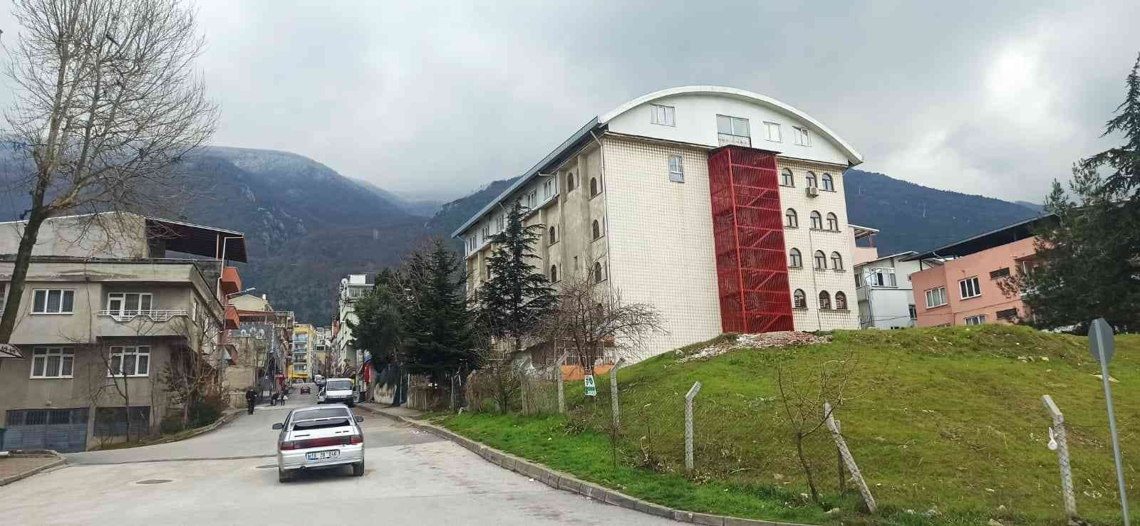 (Özel) ’28 Şubat’ polis bir babanın en acı günü Üzerinden 25 yıl geçse de 28 Şubat’ın acı hatıraları zihinlerden silinmiyor. 25 yıl önce kızının hafızlık yaptığı Kur’an kursunun kapısına kilit ...