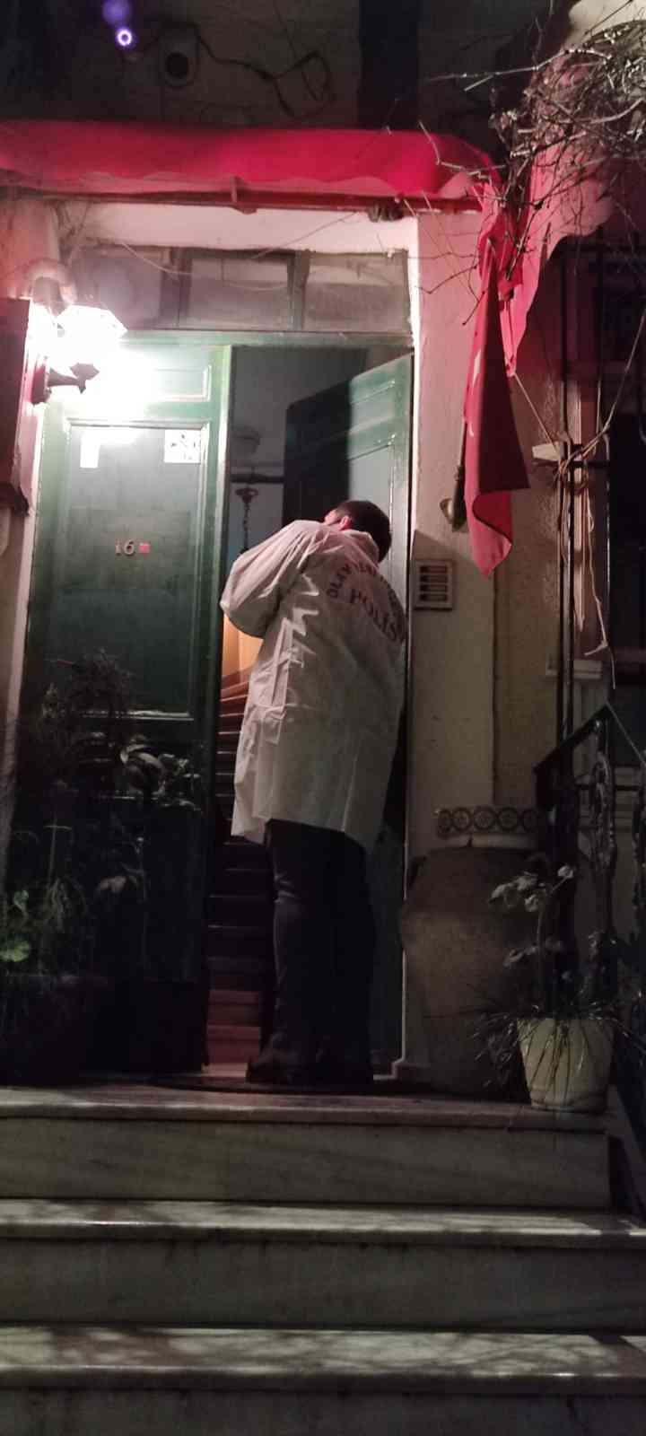 (ÖZEL) -Amerikan vatandaşı Cihangir’deki evinde ölü bulundu Amerikan vatandaşı olan 59 yaşındaki Nabeel Mahmood Cihangir’deki evinde ölü bulundu. Nabeel Mahmoud’un ölüm nedeni ise yapılacak olan çalışmanın ...