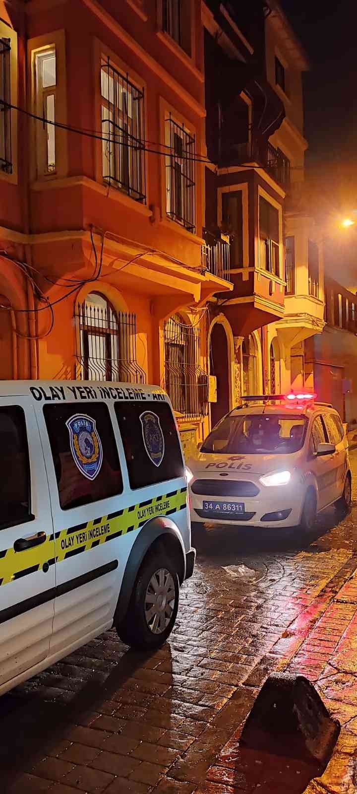 (ÖZEL) -Amerikan vatandaşı Cihangir’deki evinde ölü bulundu Amerikan vatandaşı olan 59 yaşındaki Nabeel Mahmood Cihangir’deki evinde ölü bulundu. Nabeel Mahmoud’un ölüm nedeni ise yapılacak olan çalışmanın ...