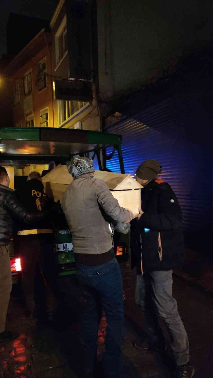 (ÖZEL) -Amerikan vatandaşı Cihangir’deki evinde ölü bulundu Amerikan vatandaşı olan 59 yaşındaki Nabeel Mahmood Cihangir’deki evinde ölü bulundu. Nabeel Mahmoud’un ölüm nedeni ise yapılacak olan çalışmanın ...