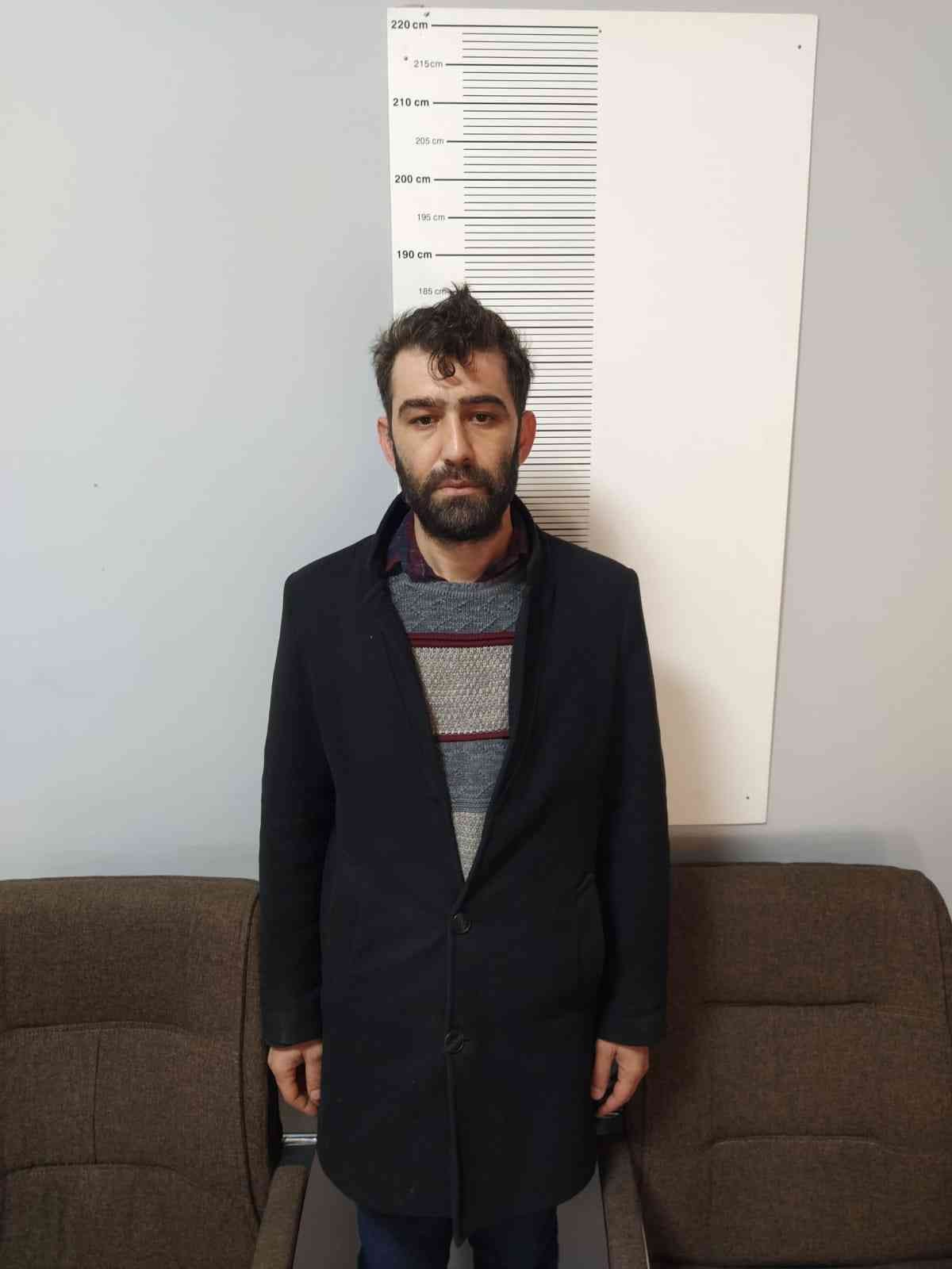 (ÖZEL) ATM faresi yardım vaadiyle 16 kişiyi dolandırdı: O anlar kameraya yansıdı Esenyurt’ta ATM’lere dadanan bir dolandırıcı, kendine has yöntemiyle onlarca vatandaşın parasını çaldı. Önce kartı sonra parayı veren ATM’leri ...