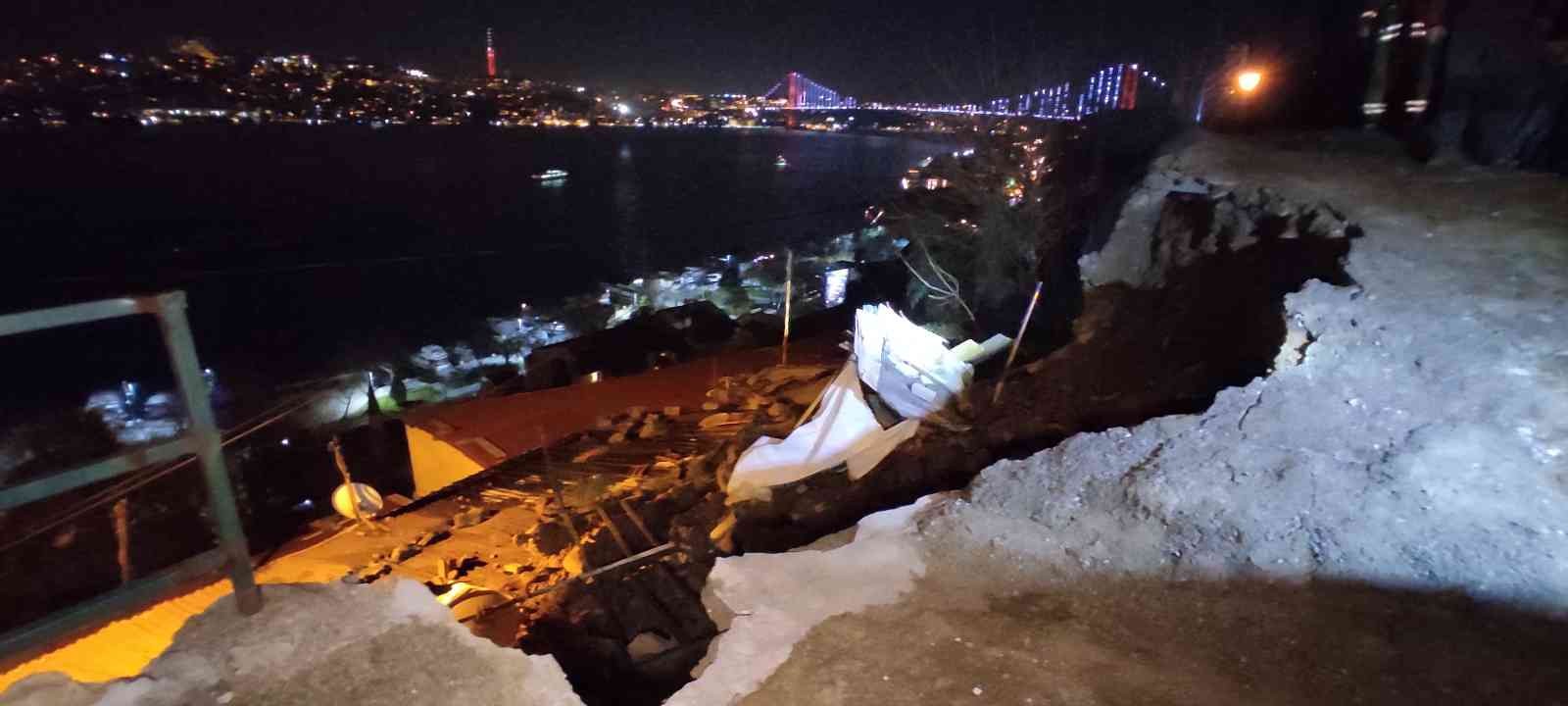 (ÖZEL) - Beşiktaş’ta istinat duvarı evin üstüne çöktü Beşiktaş’ta istinat duvarı, altında bulunan tek katlı evin çatısının üstüne çöktü. Çökme nedeniyle çatısı zarar gören ev kullanılamaz hale geldi ...