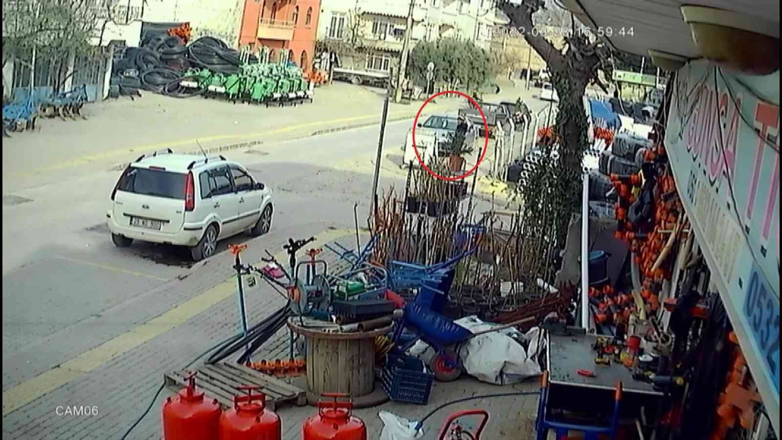 (Özel) Böyle çaldı...7 dakikada çalınan otomobil 1 saat sonra bulundu Bursa’da 7 dakika içerisinde çalınan otomobil İznik Polisi’nin müthiş takibiyle 1 saat sonra bulundu. Soğuk kanlı hırsızın otomobili çaldığı ...