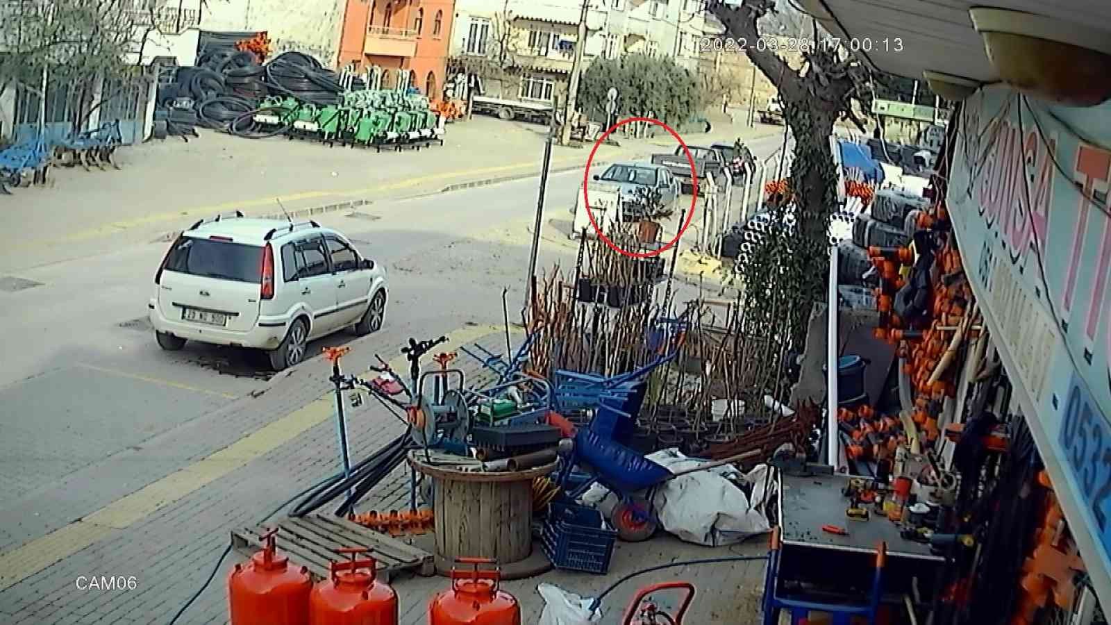 (Özel) Böyle çaldı...7 dakikada çalınan otomobil 1 saat sonra bulundu Bursa’da 7 dakika içerisinde çalınan otomobil İznik Polisi’nin müthiş takibiyle 1 saat sonra bulundu. Soğuk kanlı hırsızın otomobili çaldığı ...