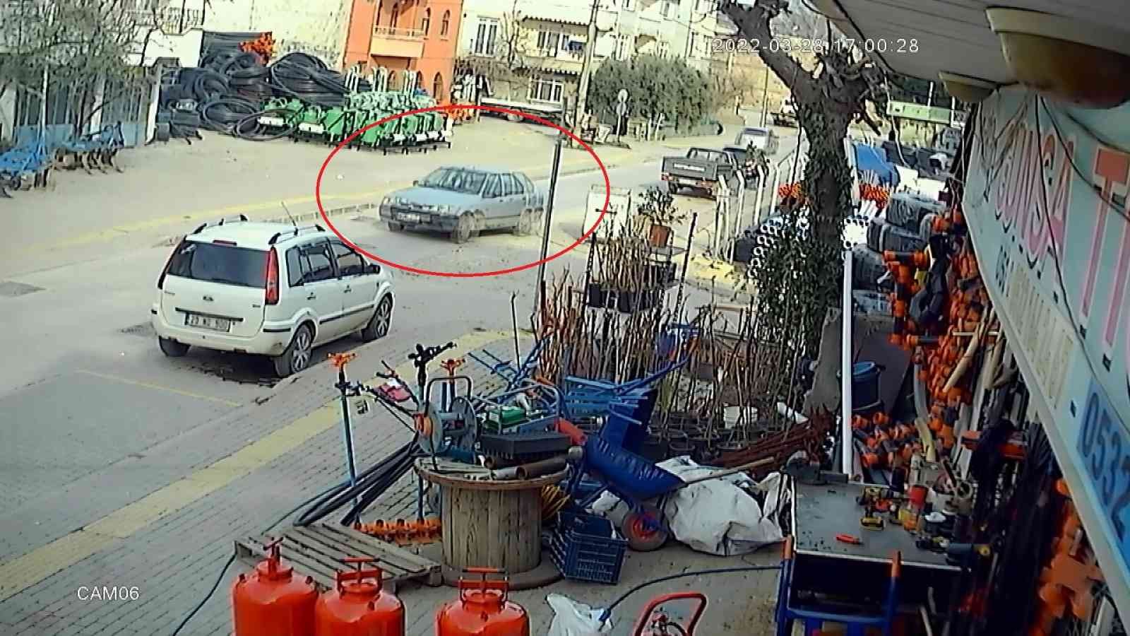 (Özel) Böyle çaldı...7 dakikada çalınan otomobil 1 saat sonra bulundu Bursa’da 7 dakika içerisinde çalınan otomobil İznik Polisi’nin müthiş takibiyle 1 saat sonra bulundu. Soğuk kanlı hırsızın otomobili çaldığı ...