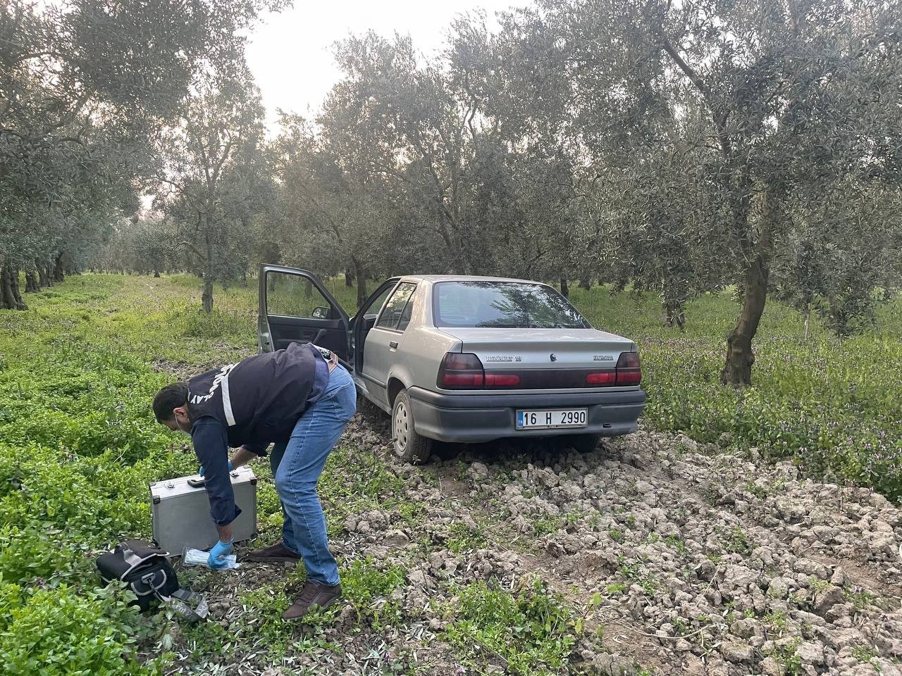 (Özel) Böyle çaldı...7 dakikada çalınan otomobil 1 saat sonra bulundu Bursa’da 7 dakika içerisinde çalınan otomobil İznik Polisi’nin müthiş takibiyle 1 saat sonra bulundu. Soğuk kanlı hırsızın otomobili çaldığı ...