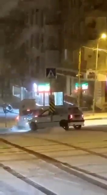 (ÖZEL) Buzlanan yolda sürücüler zor anlar yaşadı Esenyurt’ta etkili olan kar yağışı vatandaşlara zor anlar yaşattı. Kar ve buz kaplı yollarda ilerleyemeyen araçlar yolda kalırken, bazı araçlar ...