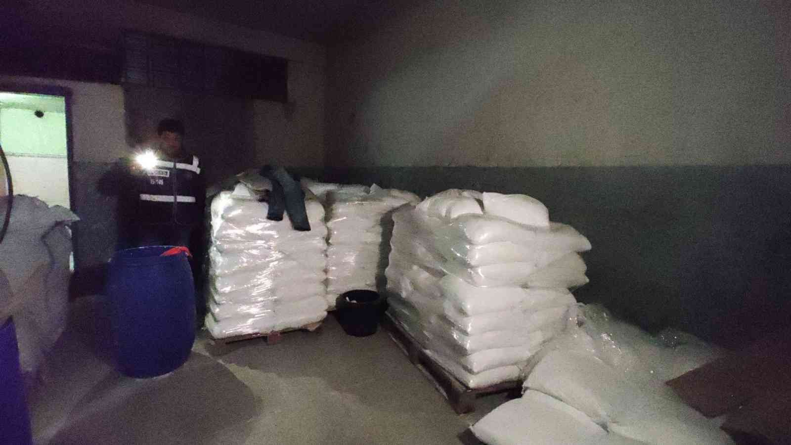 (ÖZEL) - Eyüpsultan’da piyasa değeri 250 bin Türk Lirası olan sahte toz deterjan ele geçirildi Eyüpsultan İlçe Emniyet Müdürlüğü Güvenlik Büro Amirliği Ekipleri, bir adrese düzenledikleri baskında 25 ton sahte toz deterjan ele geçirdi ...