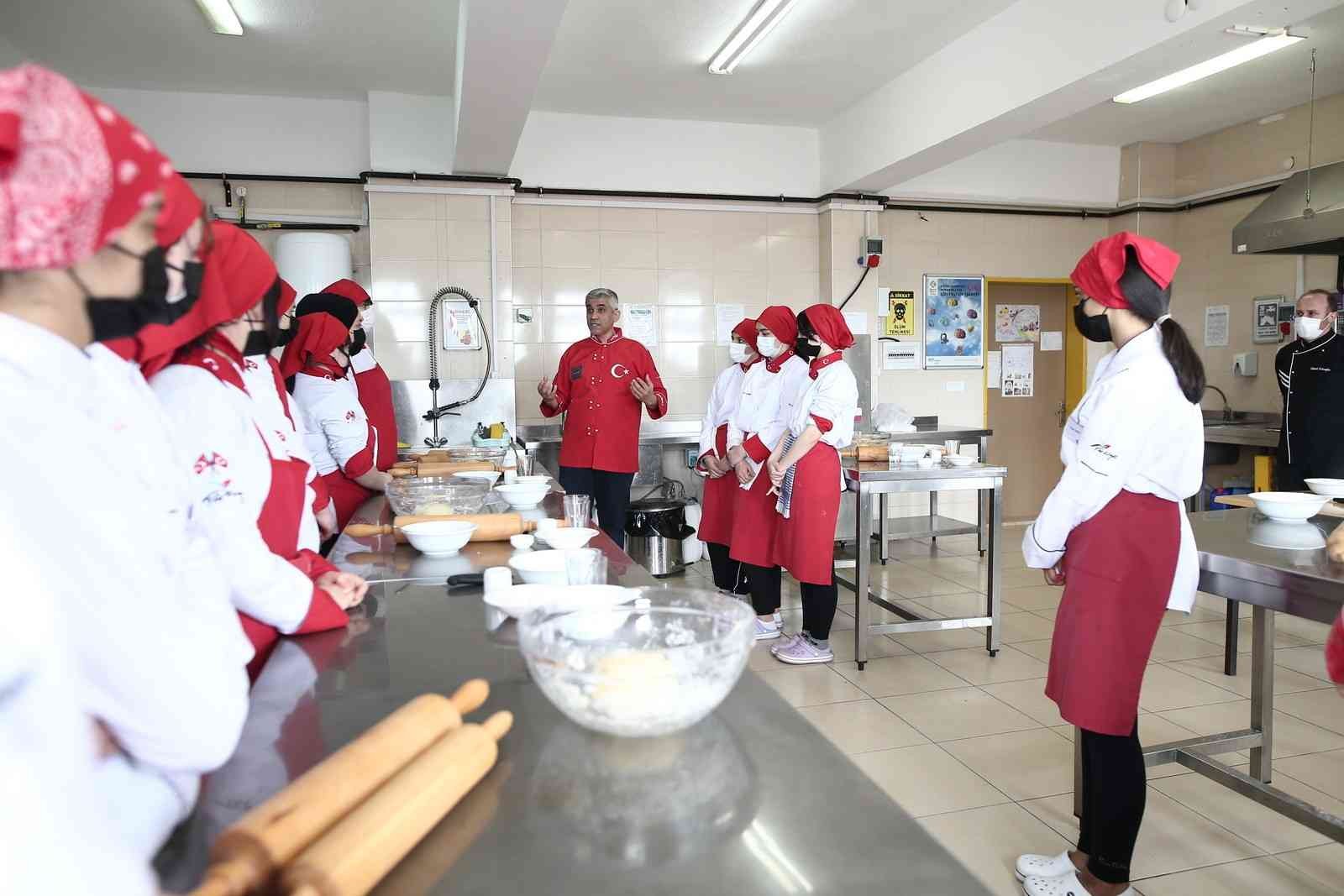 Türkiye’nin en bilinir tatlılarından baklava yapımını Bursa’da meslek lisesinin kız öğrencileri öğreniyor. Yapılan bu protokol ile kadın baklava ...