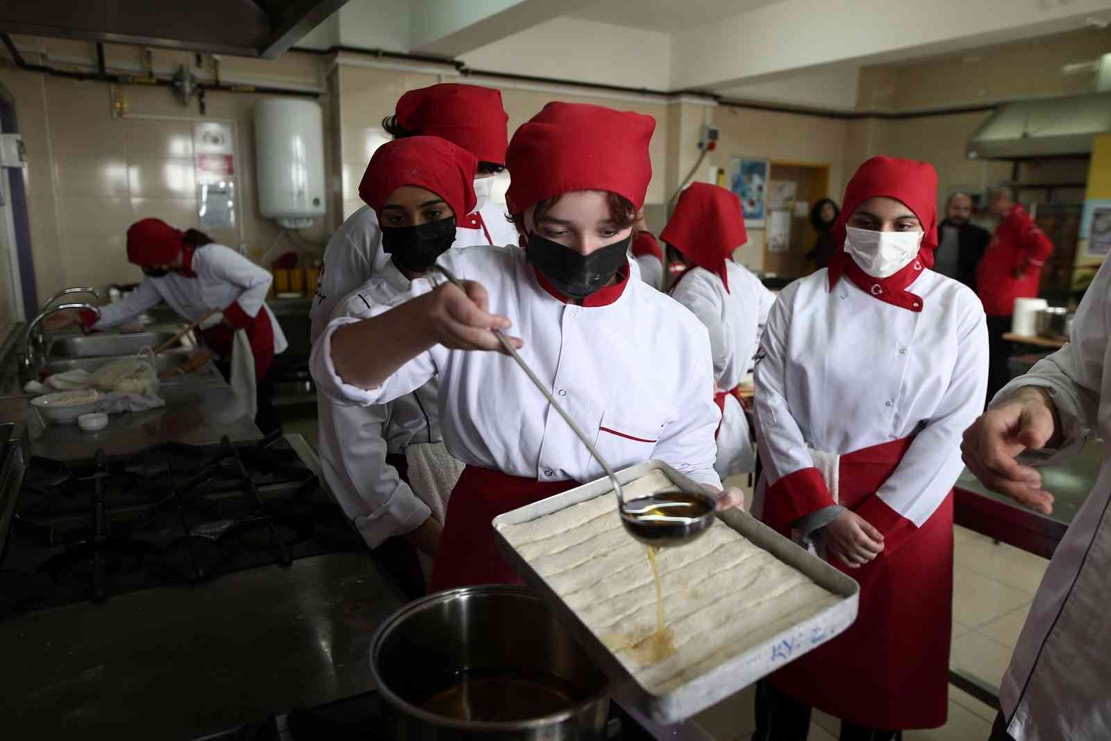Türkiye’nin en bilinir tatlılarından baklava yapımını Bursa’da meslek lisesinin kız öğrencileri öğreniyor. Yapılan bu protokol ile kadın baklava ...