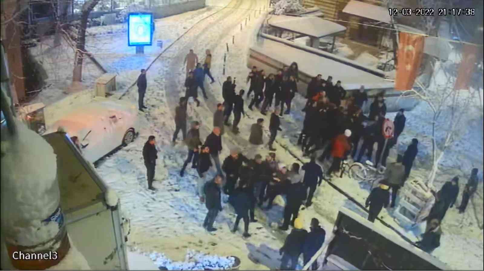 (Özel) İstanbul’da kartopu savaşında dehşet anları: Silahla 6 kişiyi yaraladı İstanbul’da Tophane Parkı’nda yaklaşık 50 kişiden oluşan iki grup arasında başlayan kartopu savaşı silahlı kavgaya dönüştü. Silahların çekildiği ...