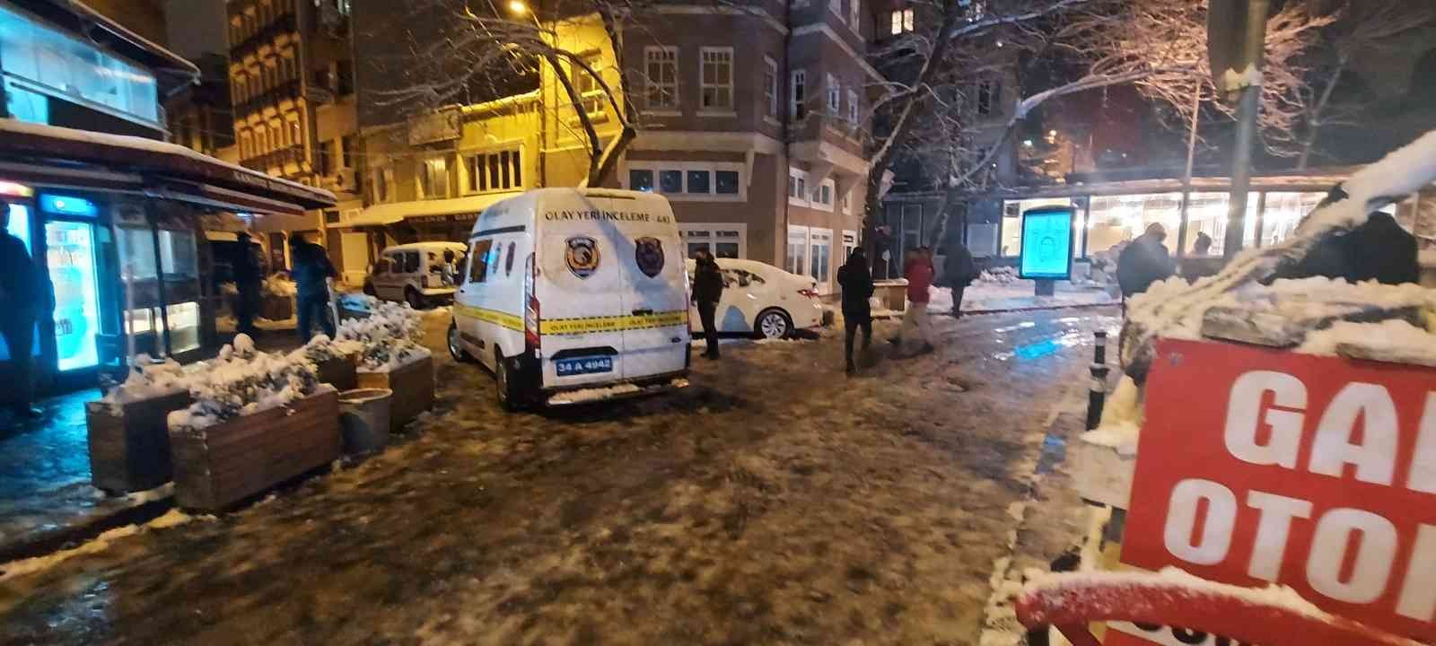 (Özel) İstanbul’da kartopu savaşında dehşet anları: Silahla 6 kişiyi yaraladı İstanbul’da Tophane Parkı’nda yaklaşık 50 kişiden oluşan iki grup arasında başlayan kartopu savaşı silahlı kavgaya dönüştü. Silahların çekildiği ...