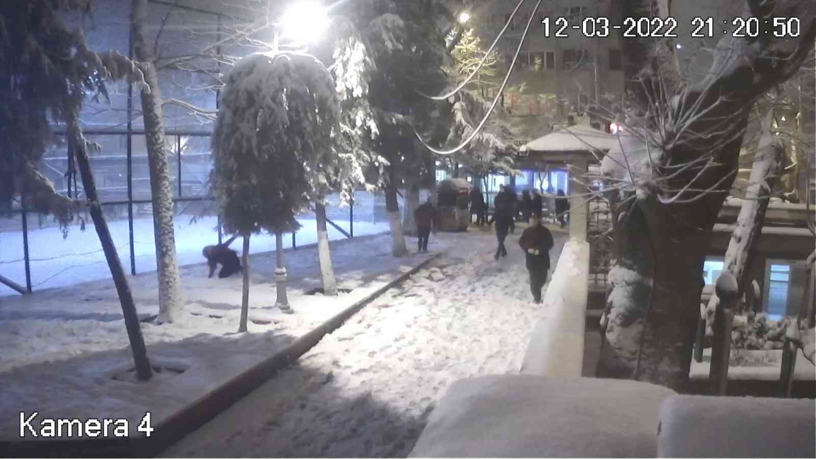 (Özel) İstanbul’da kartopu savaşında dehşet anları: Silahla 6 kişiyi yaraladı İstanbul’da Tophane Parkı’nda yaklaşık 50 kişiden oluşan iki grup arasında başlayan kartopu savaşı silahlı kavgaya dönüştü. Silahların çekildiği ...