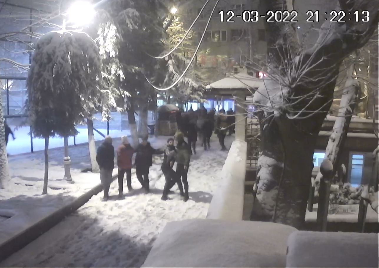 (Özel) İstanbul’da kartopu savaşında dehşet anları: Silahla 6 kişiyi yaraladı İstanbul’da Tophane Parkı’nda yaklaşık 50 kişiden oluşan iki grup arasında başlayan kartopu savaşı silahlı kavgaya dönüştü. Silahların çekildiği ...