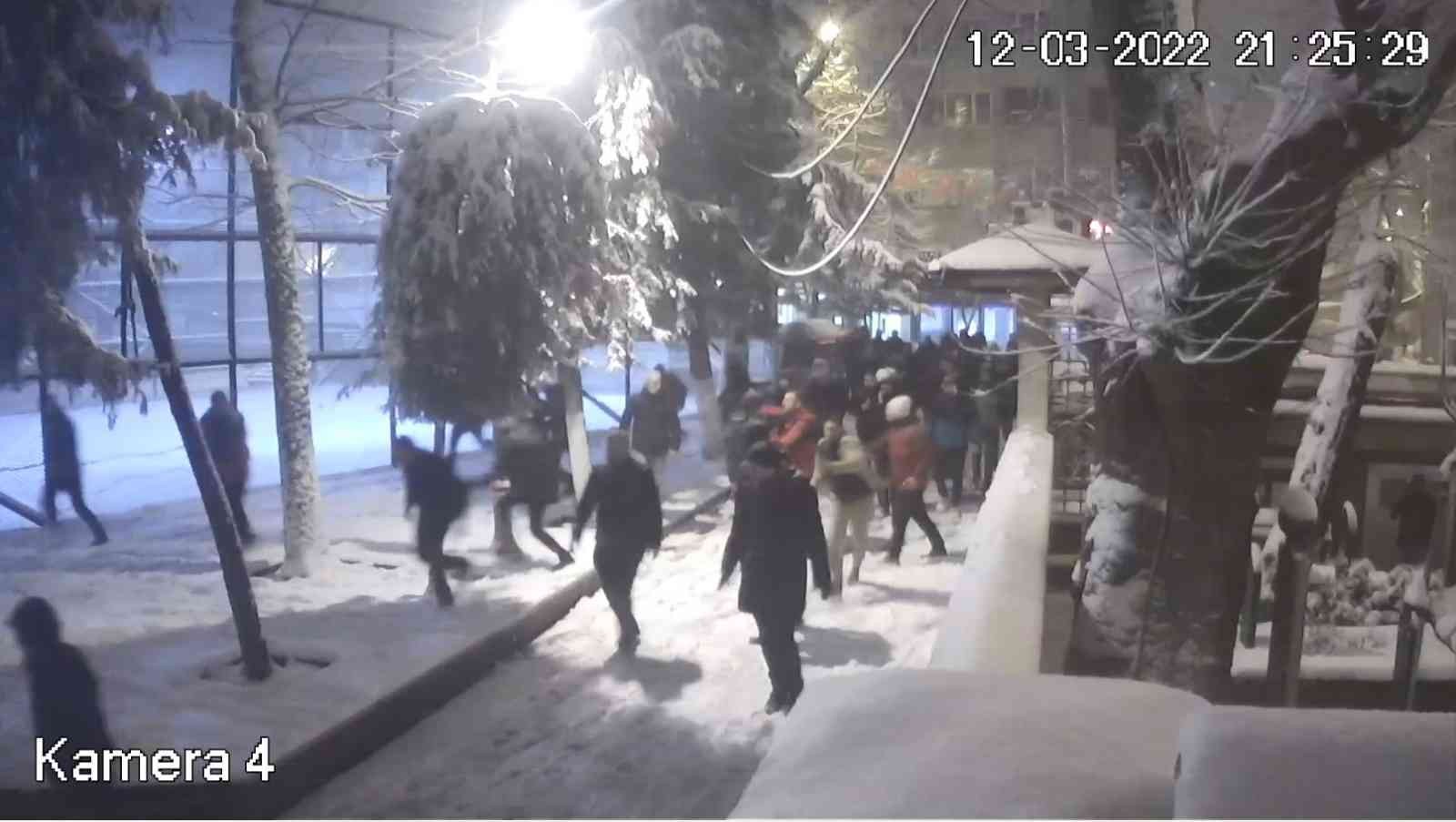 (Özel) İstanbul’da kartopu savaşında dehşet anları: Silahla 6 kişiyi yaraladı İstanbul’da Tophane Parkı’nda yaklaşık 50 kişiden oluşan iki grup arasında başlayan kartopu savaşı silahlı kavgaya dönüştü. Silahların çekildiği ...